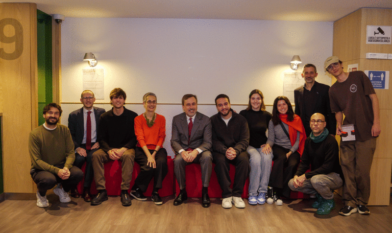 The Consul General of the Consulate General of Italy in Barcelona, ​​Emanuele Manzitti (center), and Mattia Lupini, Consul of the Consulate General of Italy in Barcelona, ​​together with students, academics and the director of IED Barcelona, ​​Andrea Marchesi.