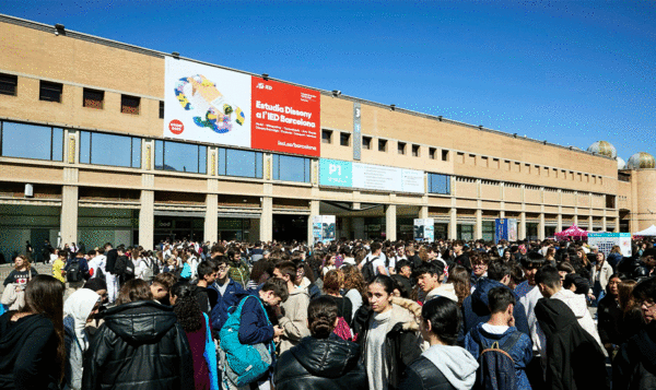 Visitors at Saló de l'Ensenyament 2024 in front of an image of IED Barcelona